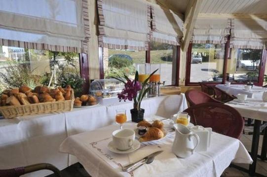 Logis Hotel De La Tour Masseret Exteriér fotografie